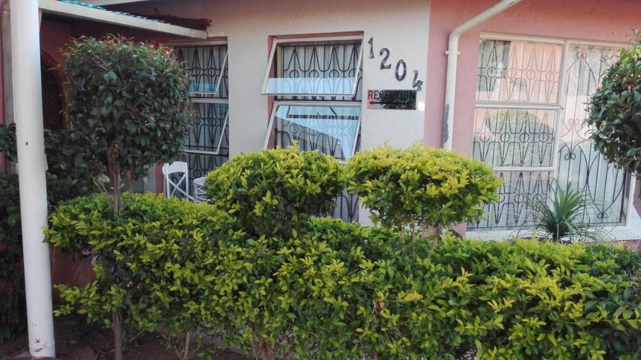 Joezebel Guesthouse Mogwase ภายนอก รูปภาพ