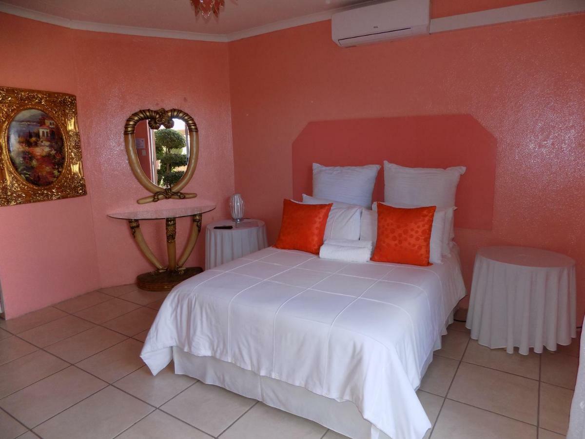 Joezebel Guesthouse Mogwase ภายนอก รูปภาพ