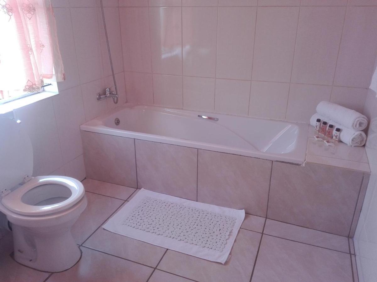 Joezebel Guesthouse Mogwase ภายนอก รูปภาพ